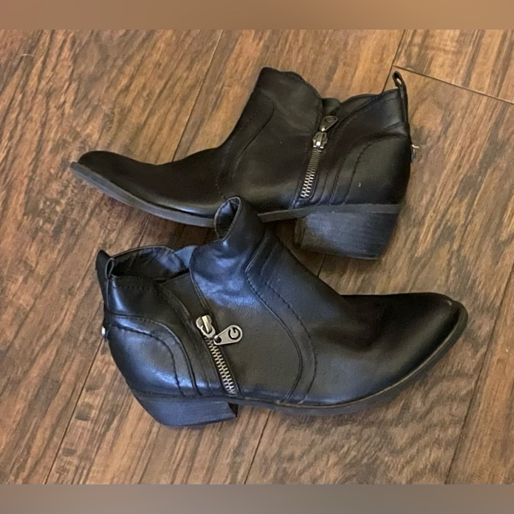 Guess booties size 6